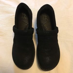 Born B.O.C. black & blue sparkle clogs, size 7.5